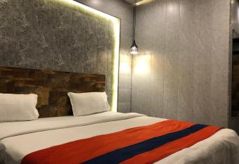 Aariv Inn has Balcony rooms