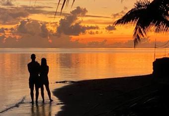Sur la plage... les pieds dans le sable allows 18 year olds to book a room