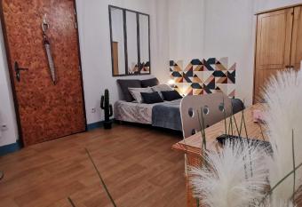 Le Lucerne, entre thermes et centre ville-lamaisondefrancois03 allows 18 year olds to book a room