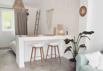 Villa Victoire - Mini villas avec terrasse priv  e has Balcony rooms