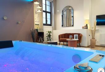 Orient Express Baln  o SPA et parking has rooms with a private hot tub