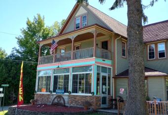 Moonshadow inn has Balcony rooms