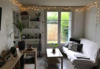 Charmant studio et son jardin has Balcony rooms