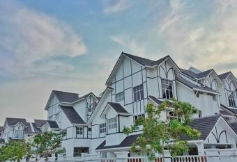 3 Storey Swimming Pool&Projector House Setia Alam has rooms with a private hot tub
