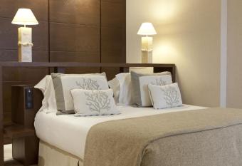 Las Arenas Balneario Resort has rooms with a private hot tub