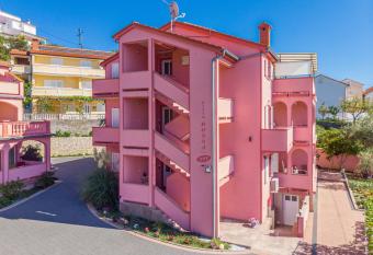 Villa Rossa Apartments has Balcony rooms