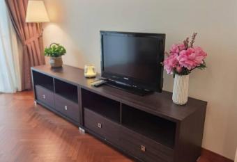 EASTERN ORIENTAL STRAIT QUAY MARINA LUXURY SUITE allows 18 year olds to book a room