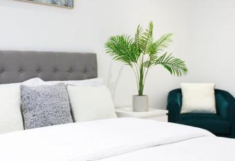 Dee Place 2 Bedroom Luxury Apartment Royal Wharf Docklands by ExCeL Exhibition Centre London has Balcony rooms