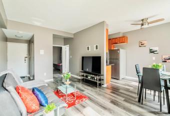 Cozy 1 King BR Apt with Netflix - PRIME Location allows 18 year olds to book a room