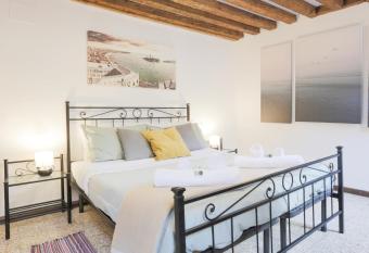 SANTA CROCE GUEST HOUSE allows 18 year olds to book a room
