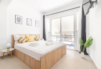 Apollo Apartment Heraklion in the city centre has Balcony rooms