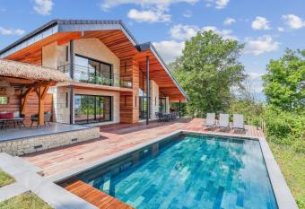 Lemanwindow has rooms with a private hot tub