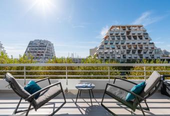 Voiles et Mer * piscine * studio de luxe * Plage    5 minutes allows 18 year olds to book a room