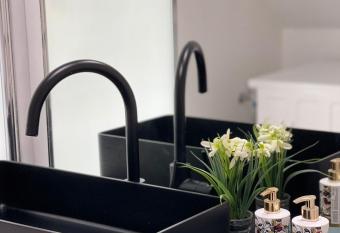 Berg Messe DG 1Zi, K,D,B Parkplatz, W-Lan, Homeoffice allows 18 year olds to book a room