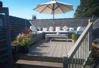 Luxury 3 bedroom penthouse w massive roof terrace has Balcony rooms