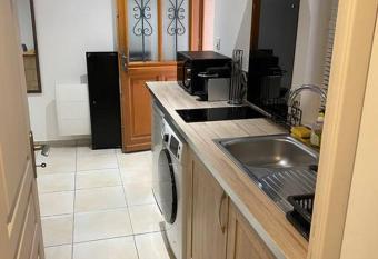 Studio charmant proche de tous commerces, parkings allows 18 year olds to book a room