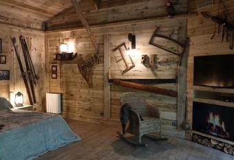 Chambres d h  tes et table d h  tes L Intemporelle has rooms with a private hot tub