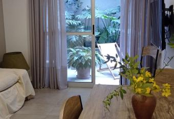 Hermoso depto en pleno centro allows 18 year olds to book a room