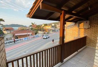 Apto 50m da Praia de Bombinhas allows 18 year olds to book a room