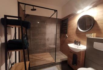 Aparthouse Zegrze has rooms with a private hot tub