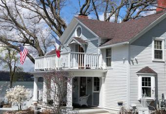 The French Country Inn has rooms with a private hot tub