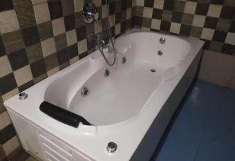 CLOUDGREEN RESORT AND SPA has rooms with a private hot tub