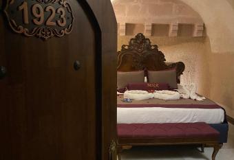 La Perla Cave Cappadocia has rooms with a private hot tub