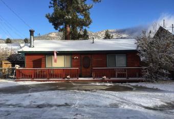 BEAR CABIN GETAWAY!!!(SPA) Pet Friendly Backyard has rooms with a private hot tub