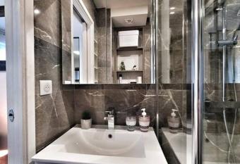 Love Room    Cannes - Appartement 25m2 pour 2 personnes avec un jacuzzi Priv   has rooms with a private hot tub