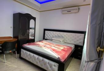 H  tel victoria allows 18 year olds to book a room