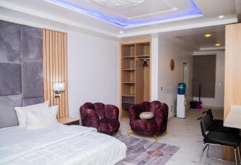 Roof top Studio+Gym+Snooker Rhodabode Apt, Nile allows 18 year olds to book a room