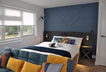 Luxury Studio- MK central- 5 MINS DRIVE TO TRAIN STATION-DIRECT TRAINS TO LONDON, BIRMINGHAM allows 18 year olds to book a room