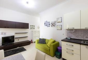 SB10 -Lovely 1 Bedroom Apartment has Balcony rooms