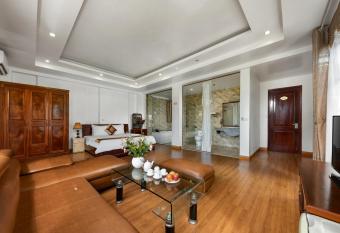 Airport Transit Hotel has rooms with a private hot tub