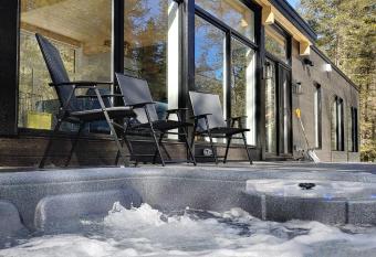 Les Chalets Double K # 1 has rooms with a private hot tub