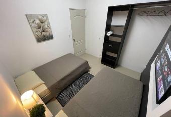 Escape a la Ciudad en Nuestro Encantador Apartamento con Todas las Comodidades has rooms with a private hot tub