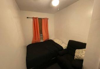 Cozy Private Room In Newark 5 min from Airport allows 18 year olds to book a room