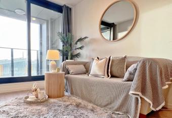 cosy 2-bedroom in city centre with pool has Balcony rooms