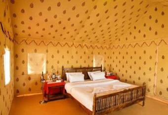 Holiday Couple camp has rooms with a private hot tub