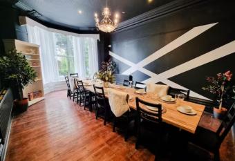 Sleeps 20 Stunning Ashton Mansion has Balcony rooms