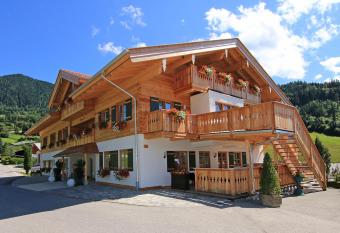 Alpinhotel Berchtesgaden has Balcony rooms