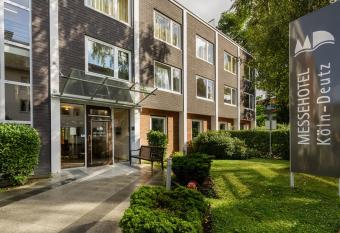 MesseHotel K  ln-Deutz allows 18 year olds to book a room