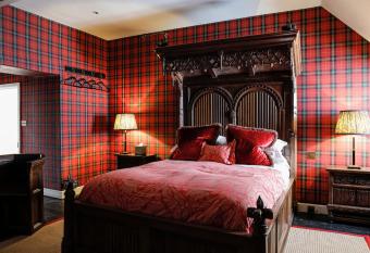 Gileston Manor Luxury B&B has rooms with a private hot tub