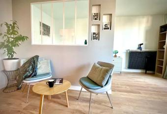 Appartement en r  sidence calme / Puteaux - La D  fense has Balcony rooms