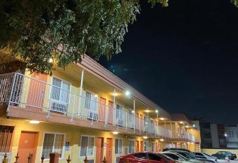 Simplestay Suites - Downtown San Bernardino has Smoking rooms