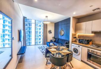 STAY Phenomenal 1 Bedroom Holiday Home near Burj Khalifa has Balcony rooms