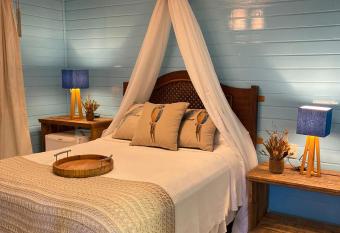 Reserva da Collina has rooms with a private hot tub