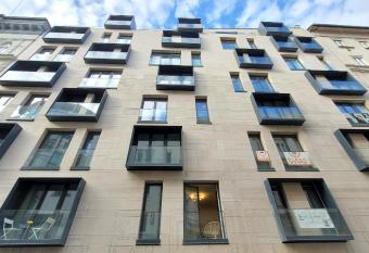 MM D Home Apartment has rooms with a private hot tub