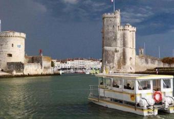 AU COEUR DU CENTRE VILLE DE LA ROCHELLE AU CALME AVEC STATIONNEMENT GRATUIT allows 18 year olds to book a room