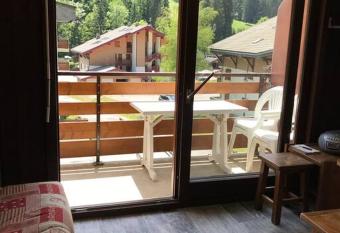 La montagne     un coin d   oxyg  ne     has Balcony rooms